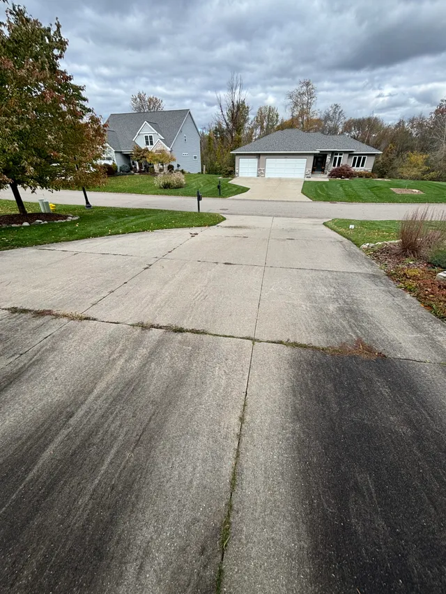 A home in Cascade before pressure washing